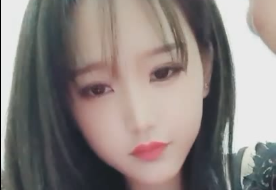 一边聊骚一边脱衣服.